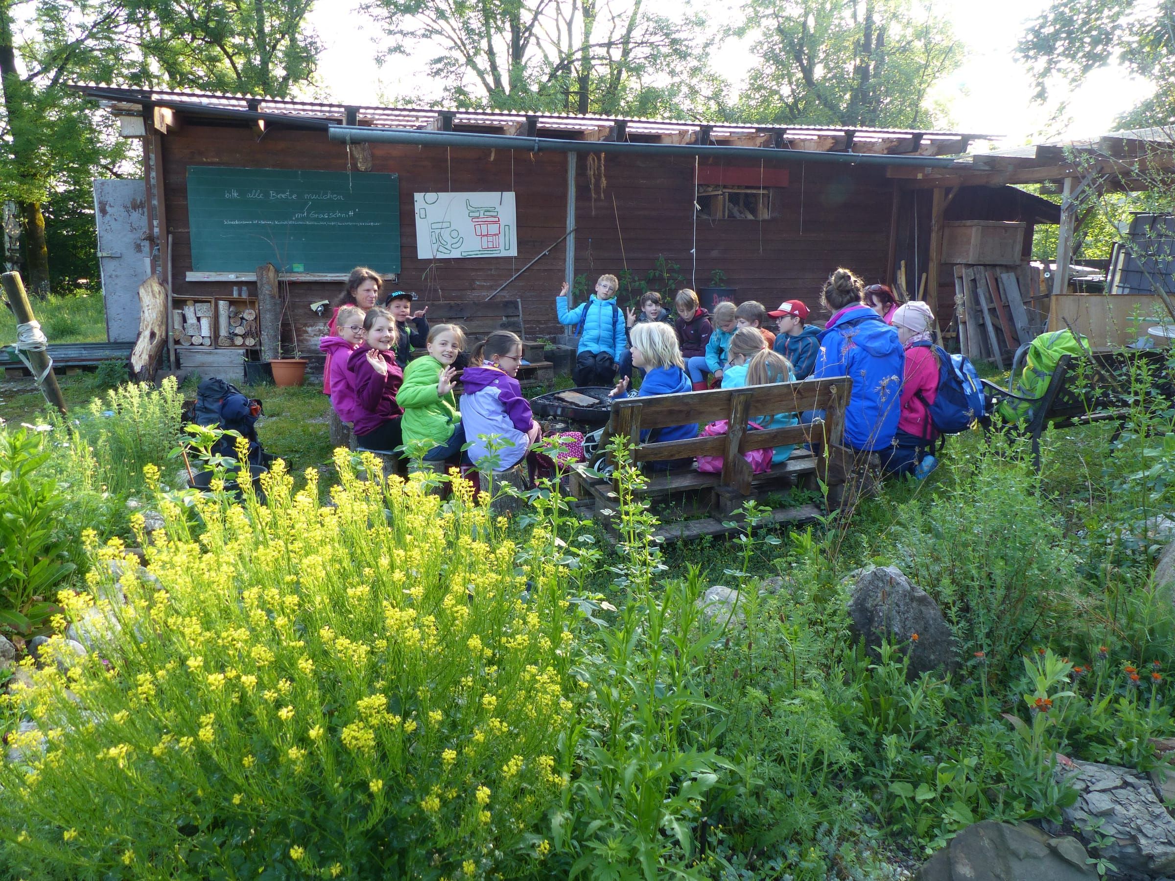 Junge Menschen bei der Draußenschule im Kloster Benediktbeuern