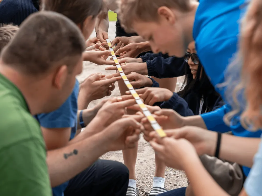 Erlebnispädagogische Übung – Jungen kooperieren im Freien