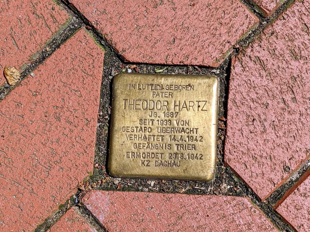 Plakette zum Gedenken an Pater Theodor Hartz
