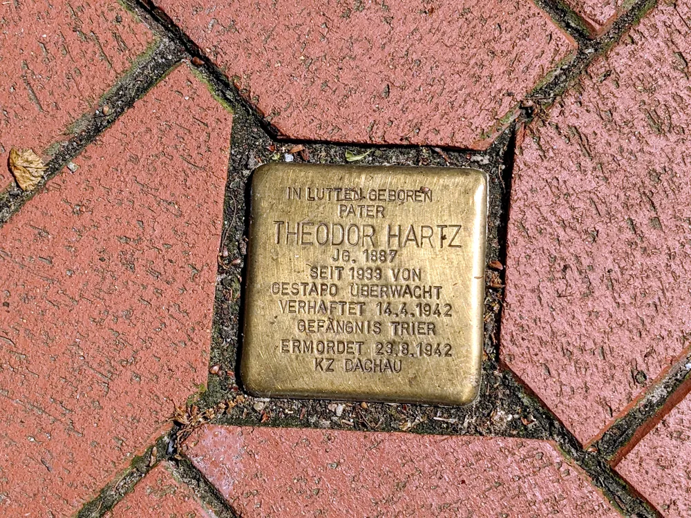 Plakette zum Gedenken an Pater Theodor Hartz