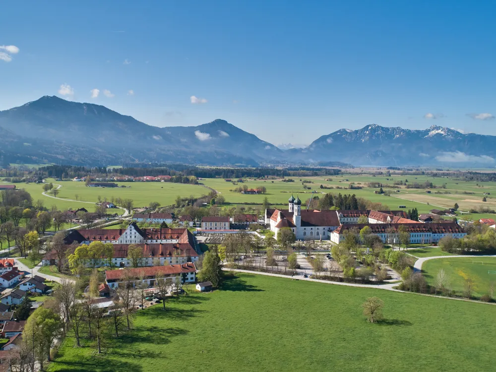 Junge Menschen im Austausch bei einem politischen Seminar
