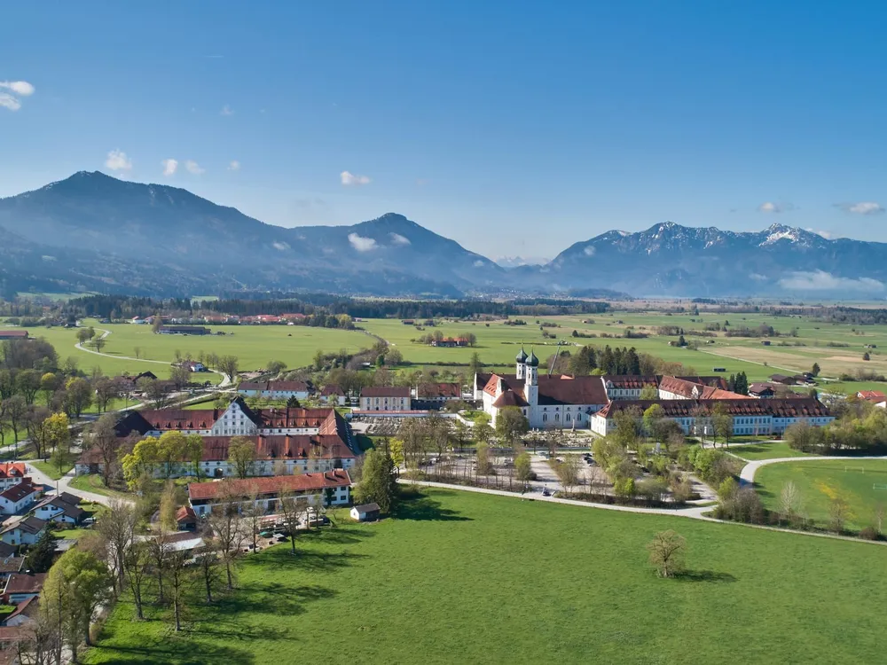 Junge Menschen im Austausch bei einem politischen Seminar