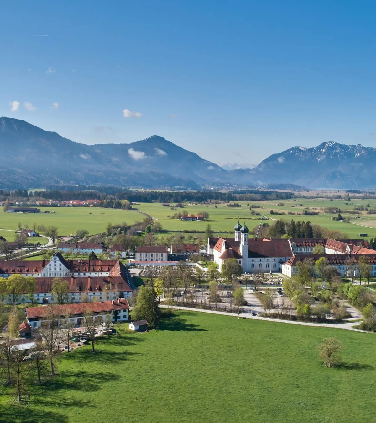 Kinder und Jugendliche lernen in der Natur