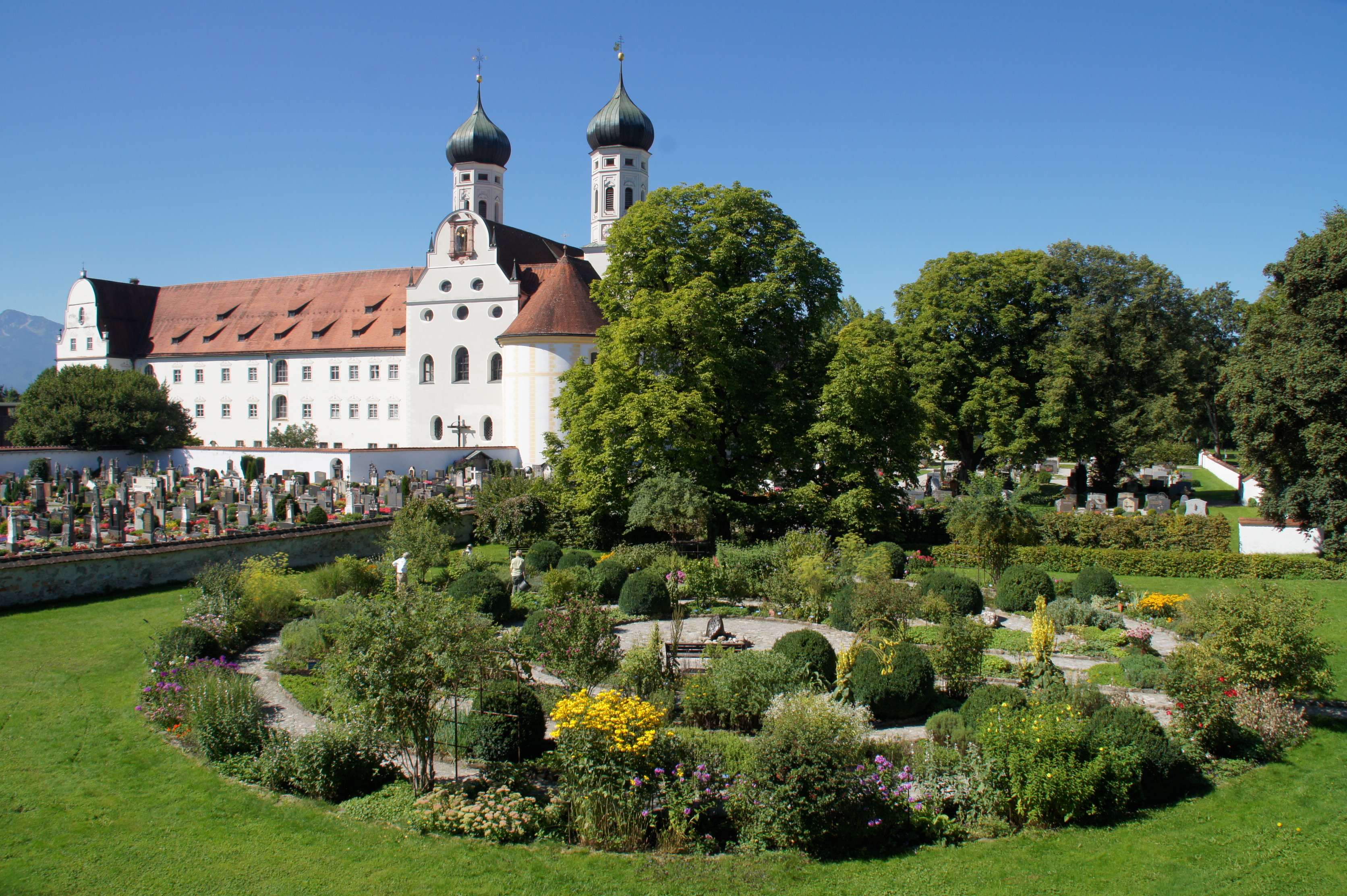 Don Bosco Kloster Benediktbeuern mit Blick auf den Meditationsgarten