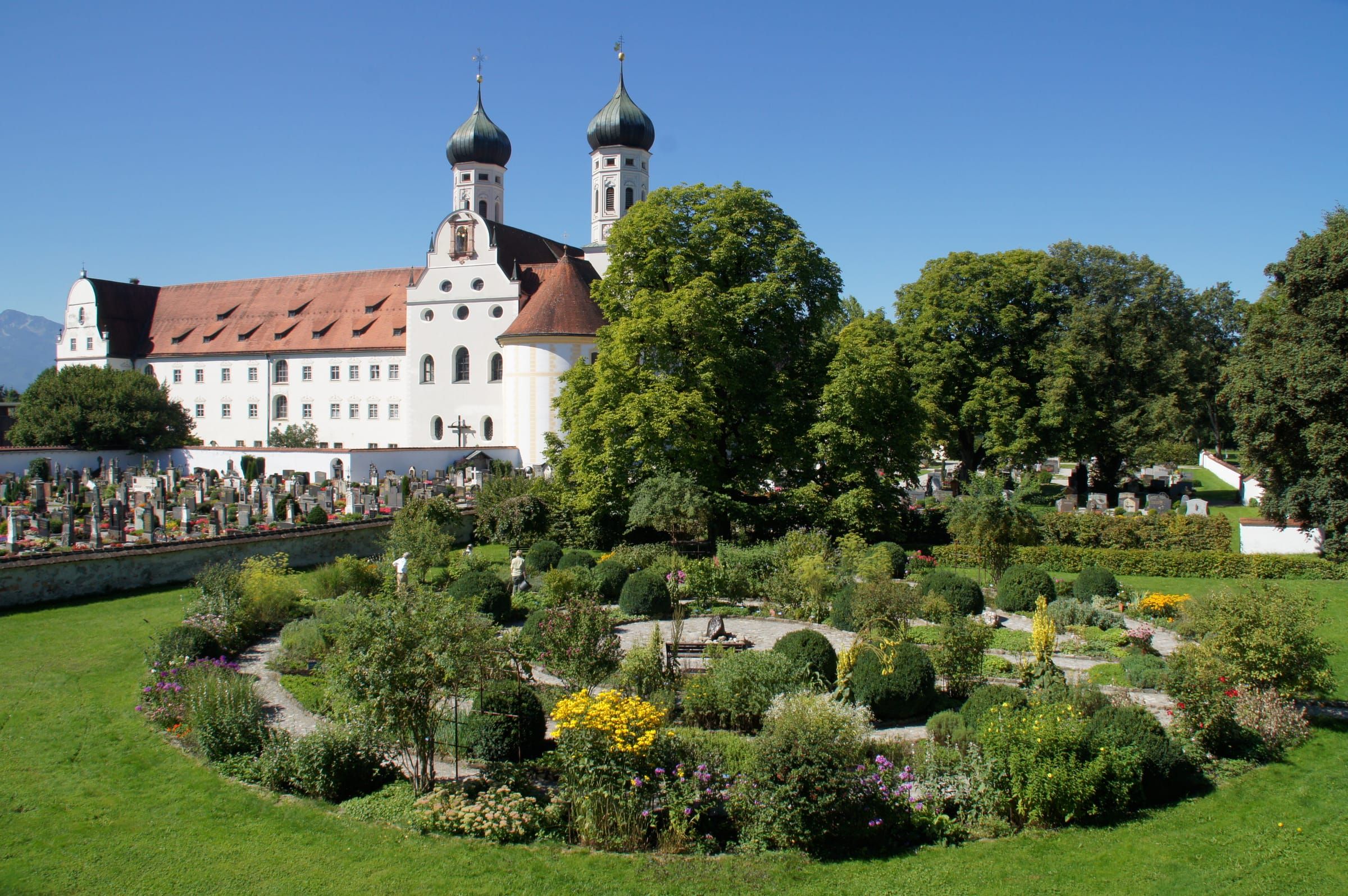Don Bosco Kloster Benediktbeuern mit Blick auf den Meditationsgarten
